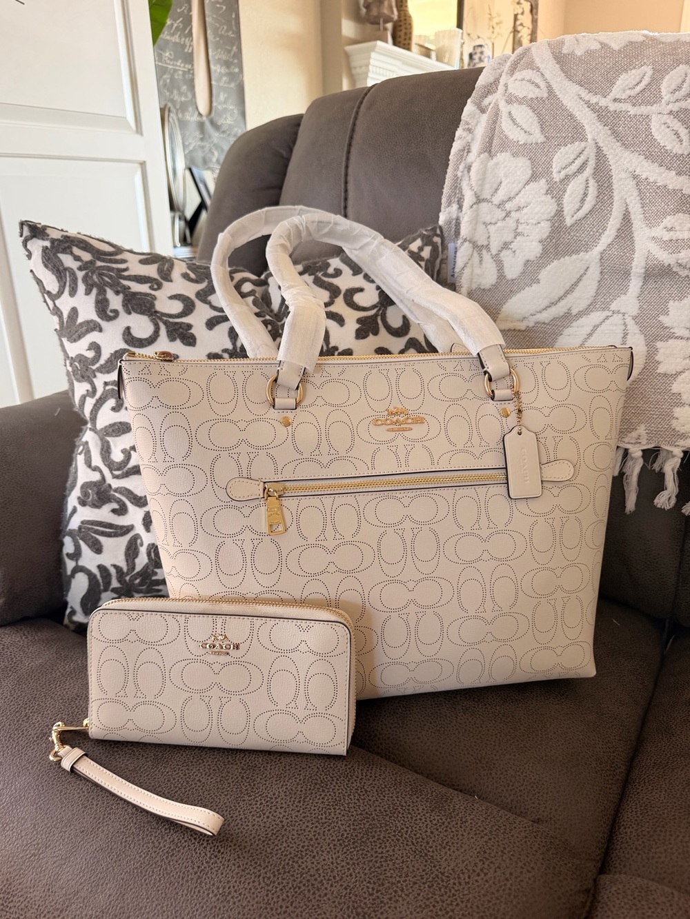 COACH perforated stipple style signature tote bag with matching wristlet purse 🤍